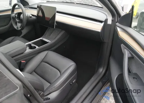 2024 Tesla Model Y Long Range Dual Motor All-Wheel Drive/Rwd z USA, uszkodzony, nr VIN 7SAYGDED2RF044228